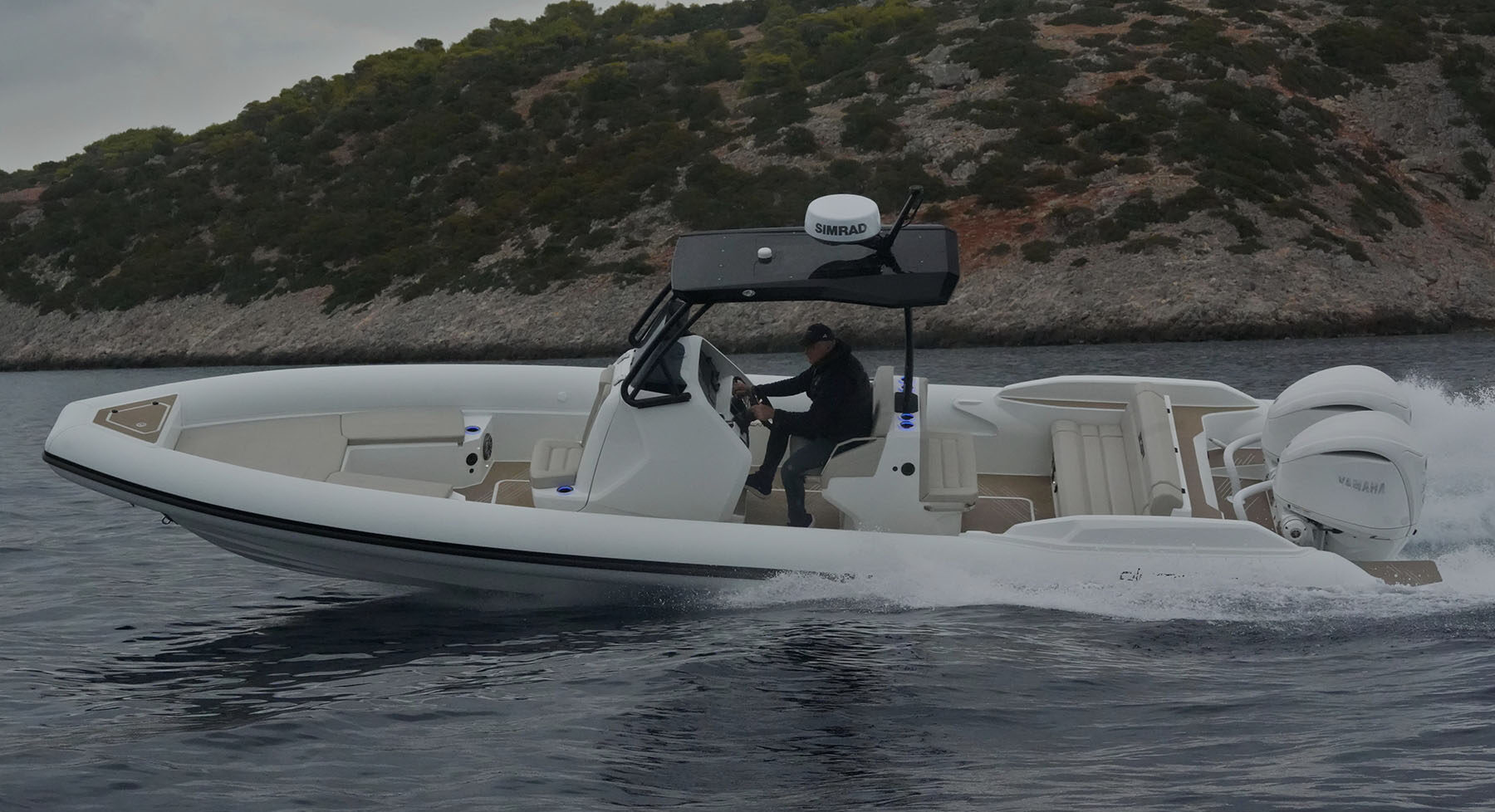 Olympic 30SR - Twin 4.2L 300hp Yamahas